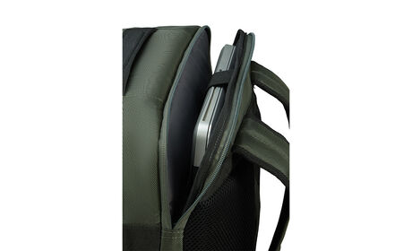 Dedicated laptop compartment 15.6"